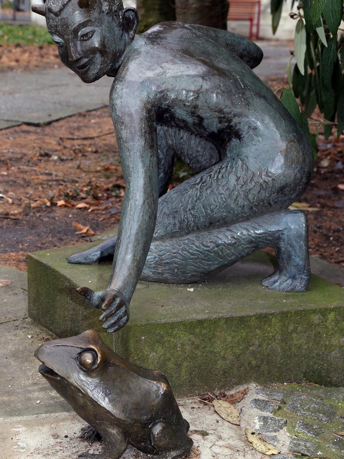 Getrenntes Paar: Die Skulptur "Faun und Frosch" im Nürnberger Stadtpark, bevor der Frosch entwendet wurde.