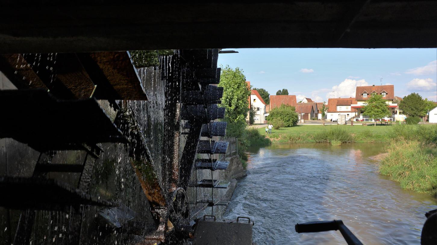 Vor der Brücke unter der Höchstadter Straße sieht man den Zusammenfluss vom „Triebwerkskanal“ hinten und dem Rinnsal, das das Wasserwirtschaftsamt als „Reiche Ebrach“ führt, im Vordergrund.