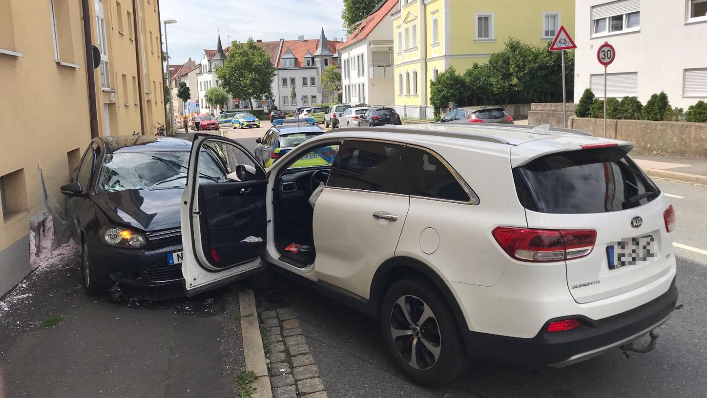 Durch die Wucht des Frontalaufpralls wurde der schwarze Wagen des entgegenkommenden Ehepaars gegen eine Hauswand gedrückt.