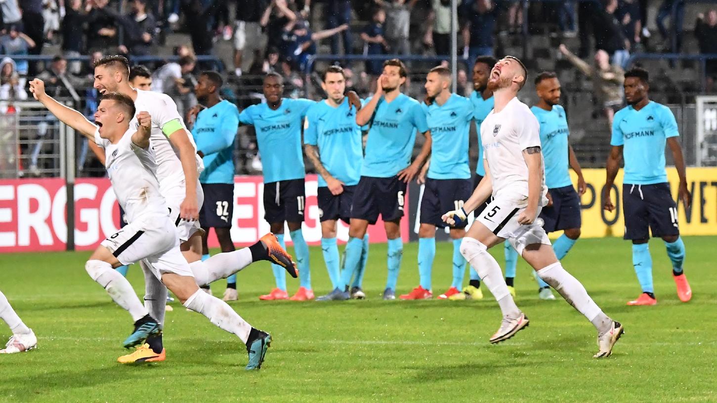 Am späten Samstagabend jubelten die Spieler des SV Babelsberg, nachdem sie den Bundesligisten aus Fürth aus dem Pokal geworfen hatten. Um das Spiel geht im Podcast natürlich auch - neben vielen anderen Themen.
Am späten Samstagabend jubelten die Spieler des SV Babelsberg, nachdem sie den Bundesligisten aus Fürth aus dem Pokal geworfen hatten. Um das Spiel geht im Podcast natürlich auch - neben vielen anderen Themen.