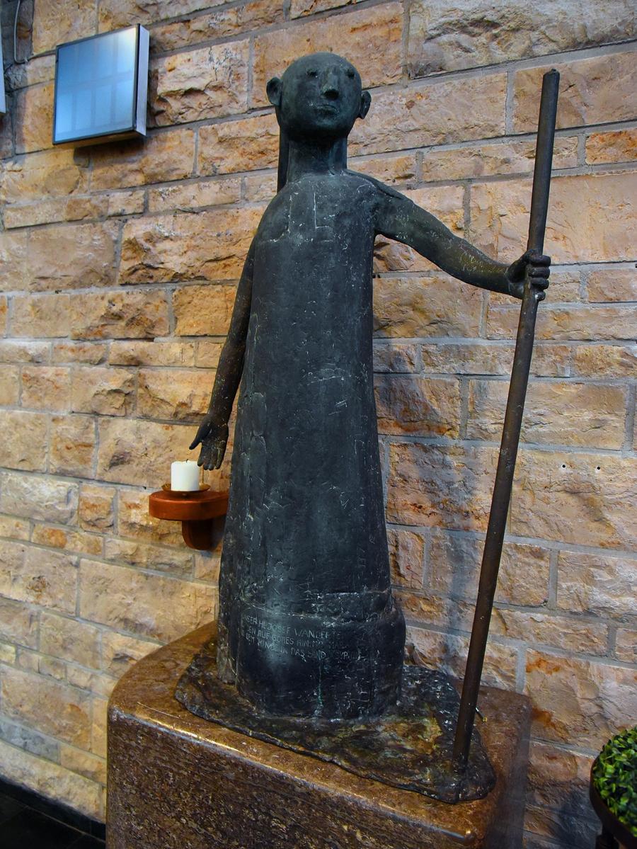 In der Kirche mag der Pfarrer besonders die Statue des Kirchenpatrons Josef. In der Kirche mag der Pfarrer besonders die Statue des Kirchenpatrons Josef.