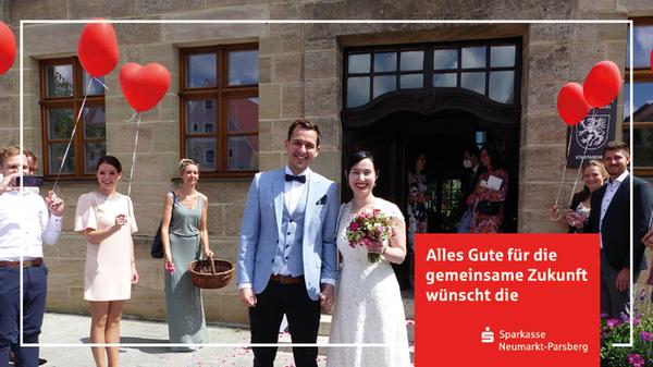 Über Arbeitskollegen lernten sich Annika Huck aus Stuttgart und Moritz Lerzer aus Freystadt in einer Stuttgarter Bank kennen und verliebten sich. Nun gaben sie sich im Freystädter Standesamt das Ja-Wort, das Standesbeamtin Irene Steinbauer amtlich dokumentiert hat. Nach der Trauung wurden die Frischvermählten von Freunden und Verwandten mit Sonnenblumen und roten Luftballons empfangen. Im Anschluss luden die 25-jährige Portfoliomanagerin und der 31-jährige Banker zum Sektempfang. Als Lebensmittelpunkt haben sie die badenwürttembergische Hauptstadt Stuttgart gewählt.