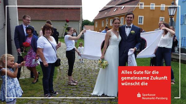 Vor knapp 14 Jahren liefen sich Sophia Gimpl aus Berg, sie besuchte das Ostendorfer-Gymnasium in Neumarkt, und Fritz Schurig, er lernte am Willibald-Gluck-Gymnasium, auf dem Schulhof über den Weg und mochten sich auf Anhieb. Im Lauf der Jahre wurde die Liebe fürs Leben daraus, die beide im letzten Jahr im Juni mit dem Ja-Wort im Standesamt in Berching besiegelt haben. Die kirchliche Hochzeit mit weltlicher Feier, die eigentlich am selben Tag hätte stattfinden sollen, musste coronabedingt um ein Jahr auf den diesjährigen Juli verschoben werden. Berchings Pfarrer Francesco Benini erteilte den Brautleuten in der alten Pfarrkirche Sankt Lorenz“ den Hochzeitssegen im Rahmen der Brautmesse, die das „Freie Theater Oberpfalz“ musikalisch umrahmt hat. Nach der Trauung grüßten die Arbeitskolleginnen der Braut von der Berchinger Stadtapotheke und die Hochzeitsgäste mit einem Spalier und hüllten die Frischvermählten in ein Meer von Seifenblasen. Die 29-jähige Apothekerin und der ein Jahr ältere Maschinenbauingenieur haben Berching als ihren gemeinsamen Wohnort gewählt.