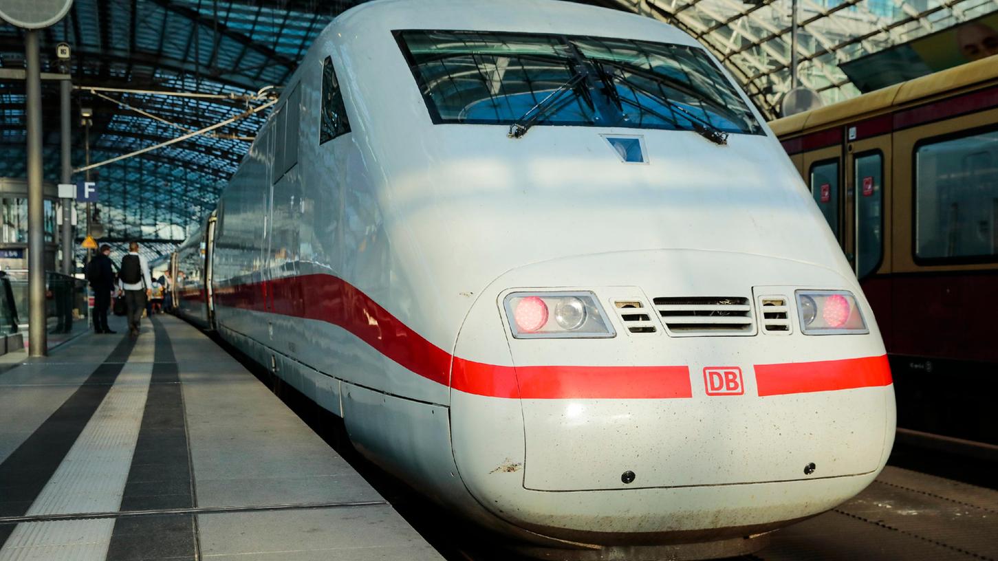 Auf einen ICE der Deutschen Bahn wurde 2018 bei Allersberg ein Anschlag verübt. Nun wurde das Urteil gegen den Täter bestätigt. Auf einen ICE der Deutschen Bahn wurde 2018 bei Allersberg ein Anschlag verübt. Nun wurde das Urteil gegen den Täter bestätigt.