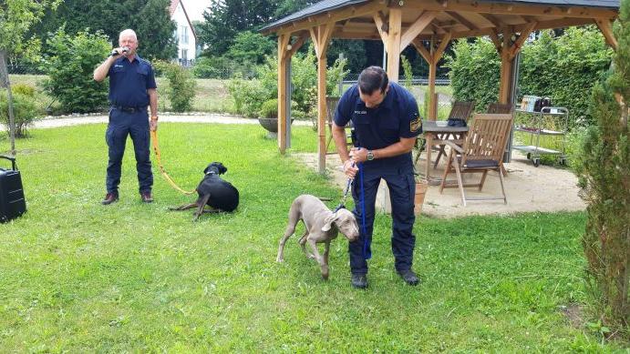 Eine gute Nase zeigten die Polizeihunde bei der Vorführung im Seniorenheim Pyrbaum.