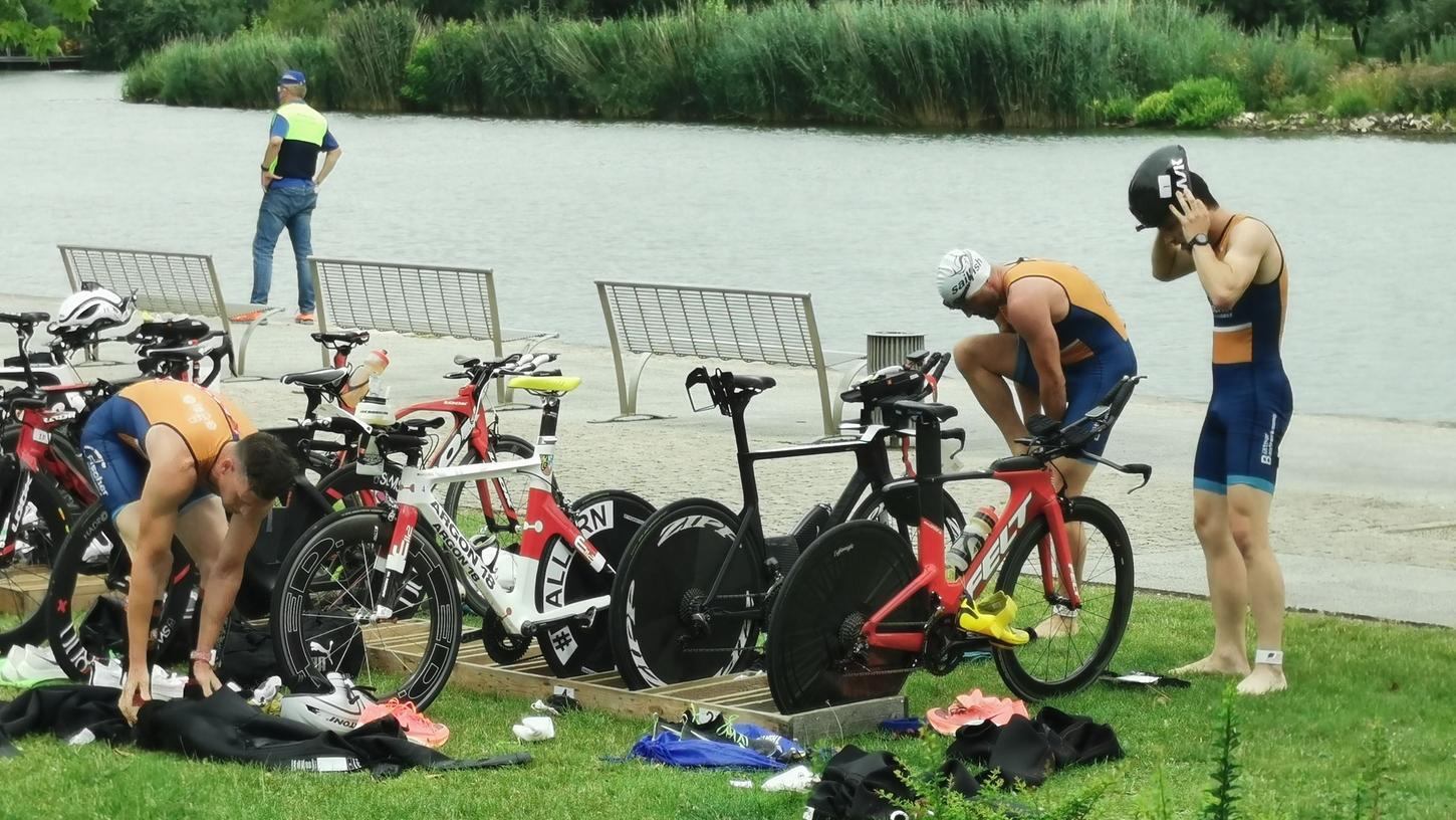 Die Triathlon-Asse aus Neumarkt zeigten beim Landesliga-Wettkampf in Kitzingen eine geschlossene Leistung, wechselten nach dem Schwimmen fast zeitgleich aufs Rad. Die Triathlon-Asse aus Neumarkt zeigten beim Landesliga-Wettkampf in Kitzingen eine geschlossene Leistung, wechselten nach dem Schwimmen fast zeitgleich aufs Rad.