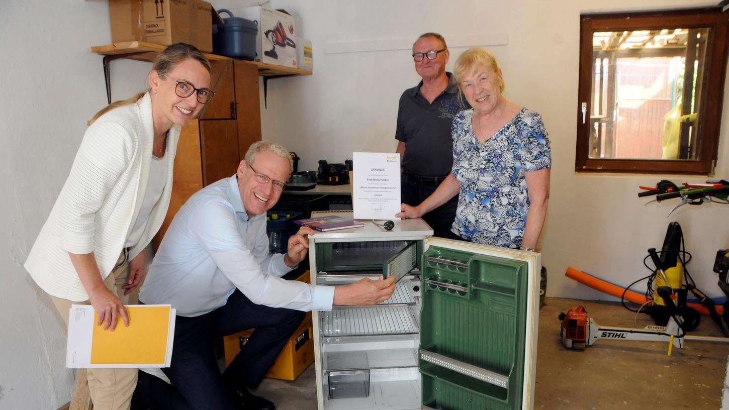 Ein Traum in Weiß-Grün: 46 Jahre ist dieser Privileg-Kühlschrank. Es freuen sich und staunen (v.l.): Mignon Ramsbeck-Ullmann, Bürgermeister German Hacker sowie Johann und Anita Hacker (nicht verwandt mit dem Bürgermeister).
Ein Traum in Weiß-Grün: 46 Jahre ist dieser Privileg-Kühlschrank. Es freuen sich und staunen (v.l.): Mignon Ramsbeck-Ullmann, Bürgermeister German Hacker sowie Johann und Anita Hacker (nicht verwandt mit dem Bürgermeister).