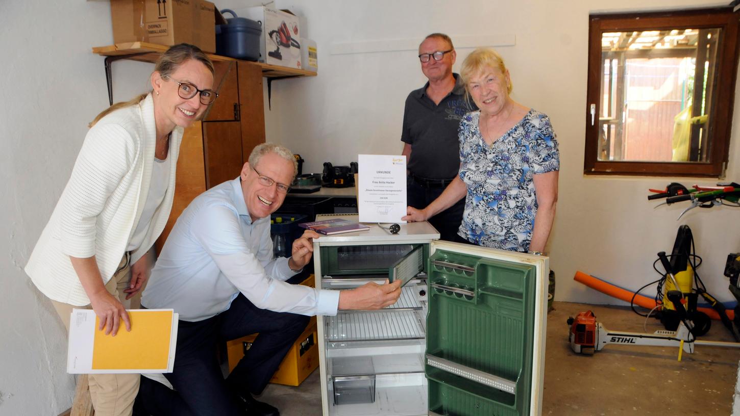 Ein Traum in Weiß-Grün: 46 Jahre ist dieser Privileg-Kühlschrank. Es freuen sich und staunen (v.l.): Mignon Ramsbeck-Ullmann, Bürgermeister German Hacker sowie Johann und Anita Hacker (nicht verwandt mit dem Bürgermeister).