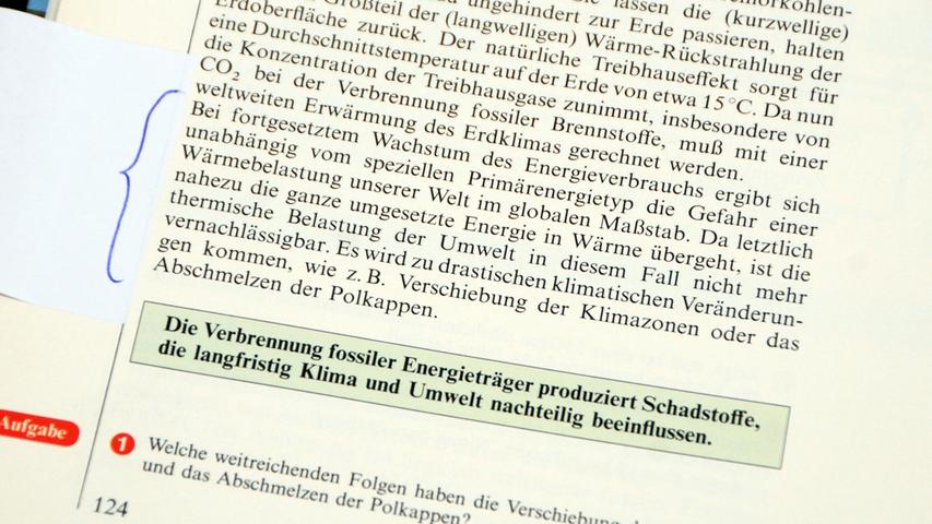 Alter Physik-Schinken von 1994, hochaktuell: Ausschnitt aus einem Schulbuch für die 10. Klassen. Bürgermeister German Hacker hatte es zur Preisübergabe mitgebracht.
