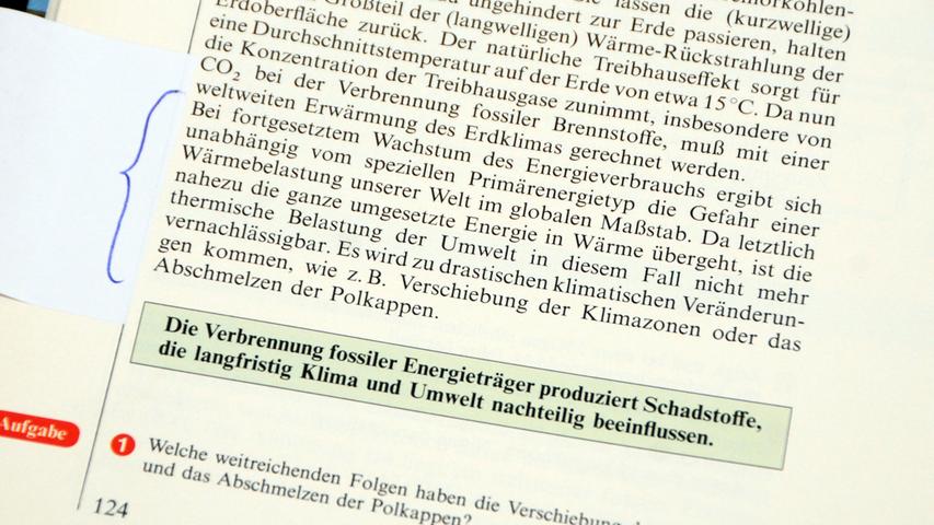 Alter Physik-Schinken von 1994, hochaktuell: Ausschnitt aus einem Schulbuch für die 10. Klassen. Bürgermeister German Hacker hatte es zur Preisübergabe mitgebracht.