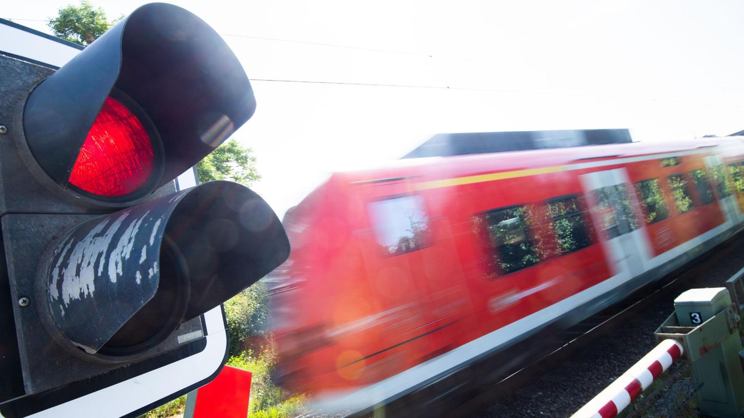 Ab Sonntag ist der Bahnübergang in der Herboldshofer Straße - zwischen Stadeln und Steinach - vorübergehend komplett gesperrt für den Verkehr (Symbolbild). Ab Sonntag ist der Bahnübergang in der Herboldshofer Straße - zwischen Stadeln und Steinach - vorübergehend komplett gesperrt für den Verkehr (Symbolbild).