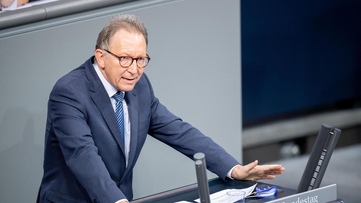 Erwin Rüddel (CDU) trifft eine Prognose für das Ende der Corona-Beschränkungen.