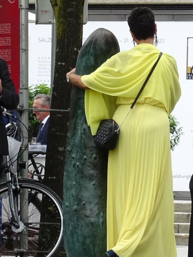 Auch einer herzlichen Umarmung sind Erwin Wurms "Gurken" nicht abgeneigt. Auch einer herzlichen Umarmung sind Erwin Wurms "Gurken" nicht abgeneigt.