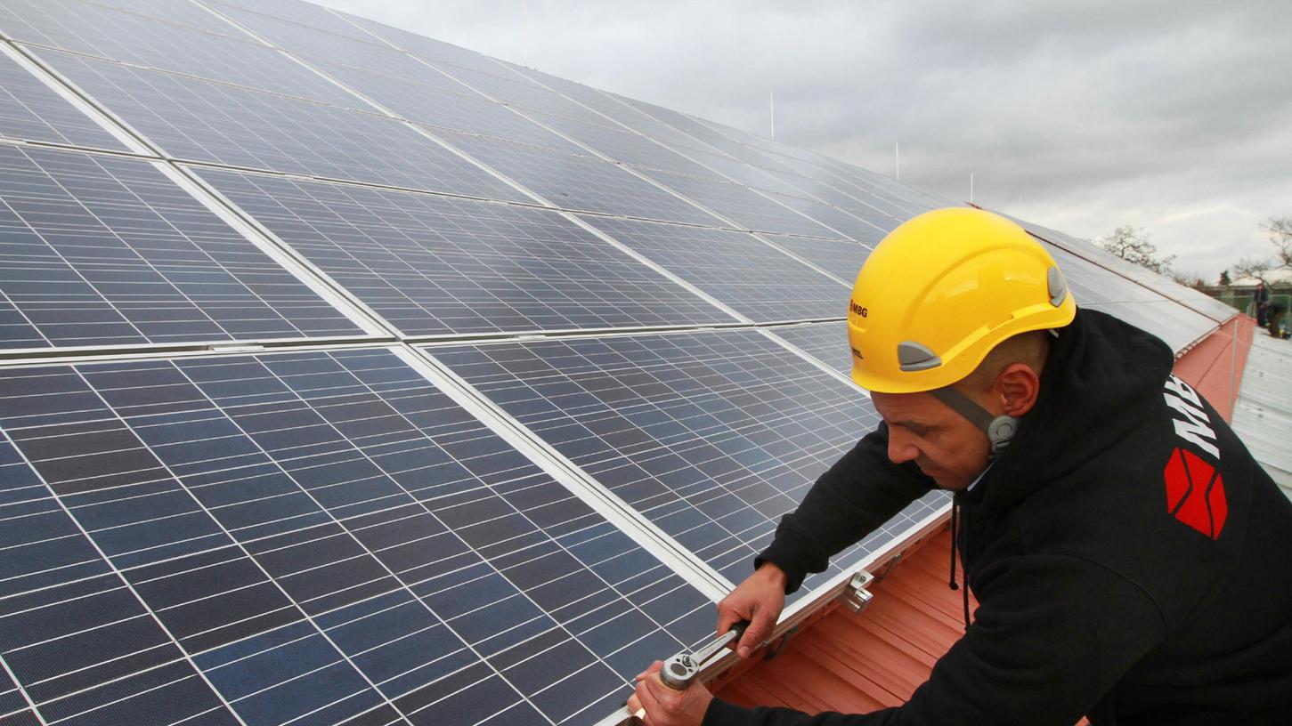 Solaranlagen sind insbesondere in Süddeutschland für die Energiewende wichtig. Doch laut dem Positionspapier der Metropolregion erlaubt das Stromnetz kaum noch einen großflächigen Zubau.
Solaranlagen sind insbesondere in Süddeutschland für die Energiewende wichtig. Doch laut dem Positionspapier der Metropolregion erlaubt das Stromnetz kaum noch einen großflächigen Zubau.
