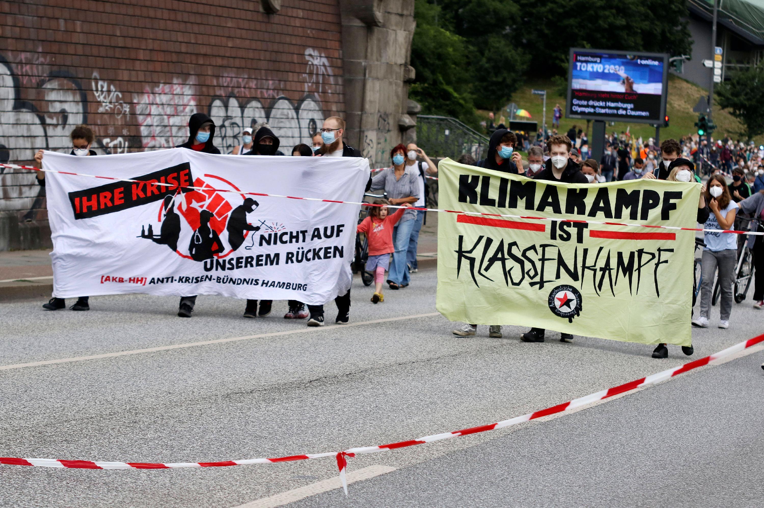 Fridays for Future Demonstration unter dem Motto Die Klimakrise ist hier! . Hamburg, 23.07.2021 *** Fridays for Future D