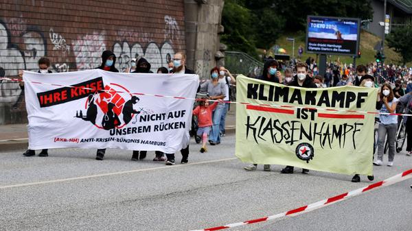 Fridays for Future Demonstration unter dem Motto Die Klimakrise ist hier! . Hamburg, 23.07.2021 *** Fridays for Future D