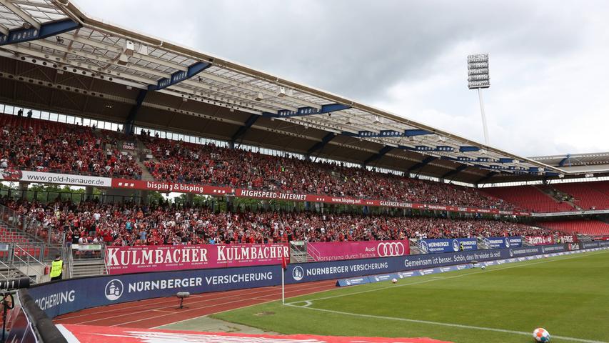 Weiterhin kommt es zu Beschränkungen im deutschen Profi-Fußball. Demnach dürfen Stadien weiterhin nur zu maximal 50 Prozent der Gesamtkapazität gefüllt werden, wobei eine Zuschauerobergrenze von 25.000 besteht.