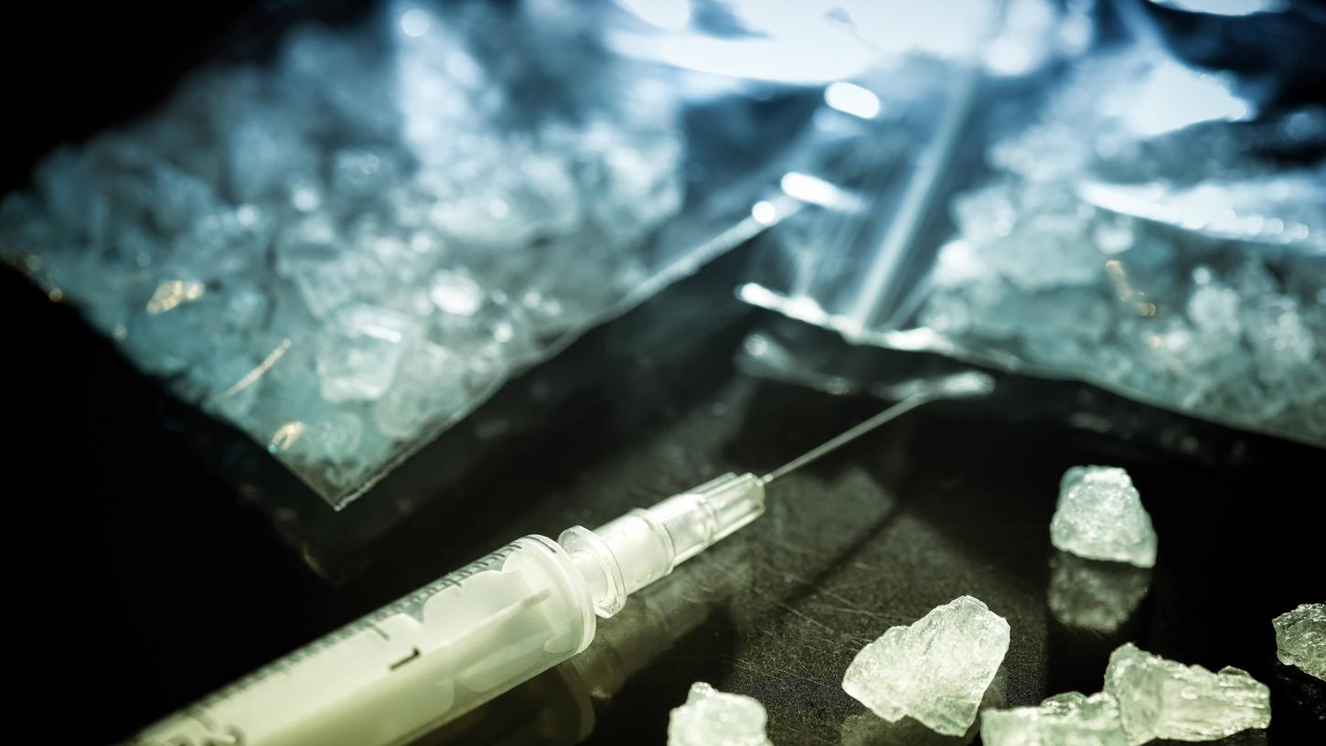 Auch die zerstörerische Droge Crystal Meth haben der Nürnberger und Forchheimer aus Tschechien in die Region eingeschleust.
Auch die zerstörerische Droge Crystal Meth haben der Nürnberger und Forchheimer aus Tschechien in die Region eingeschleust.