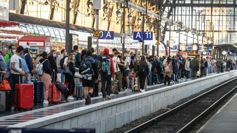 Volle Bahnsteige: Der Streik der Lokführer beeinträchtigt den Fern- wie auch den Pendlerverkehr. In Nürnberg ist auch die S-Bahn betroffen.
Volle Bahnsteige: Der Streik der Lokführer beeinträchtigt den Fern- wie auch den Pendlerverkehr. In Nürnberg ist auch die S-Bahn betroffen.