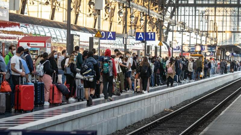 Volle Bahnsteige: Der Streik der Lokführer beeinträchtigt den Fern- wie auch den Pendlerverkehr. In Nürnberg ist auch die S-Bahn betroffen.