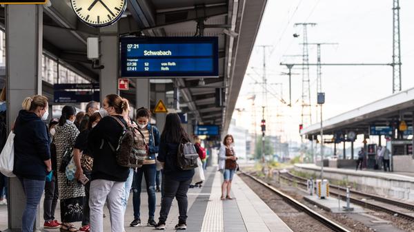 Egal ob Pendler, Tourist oder Ausflügler - zahlreiche Menschen sind an den Bahngleisen zum Warten gezwungen.