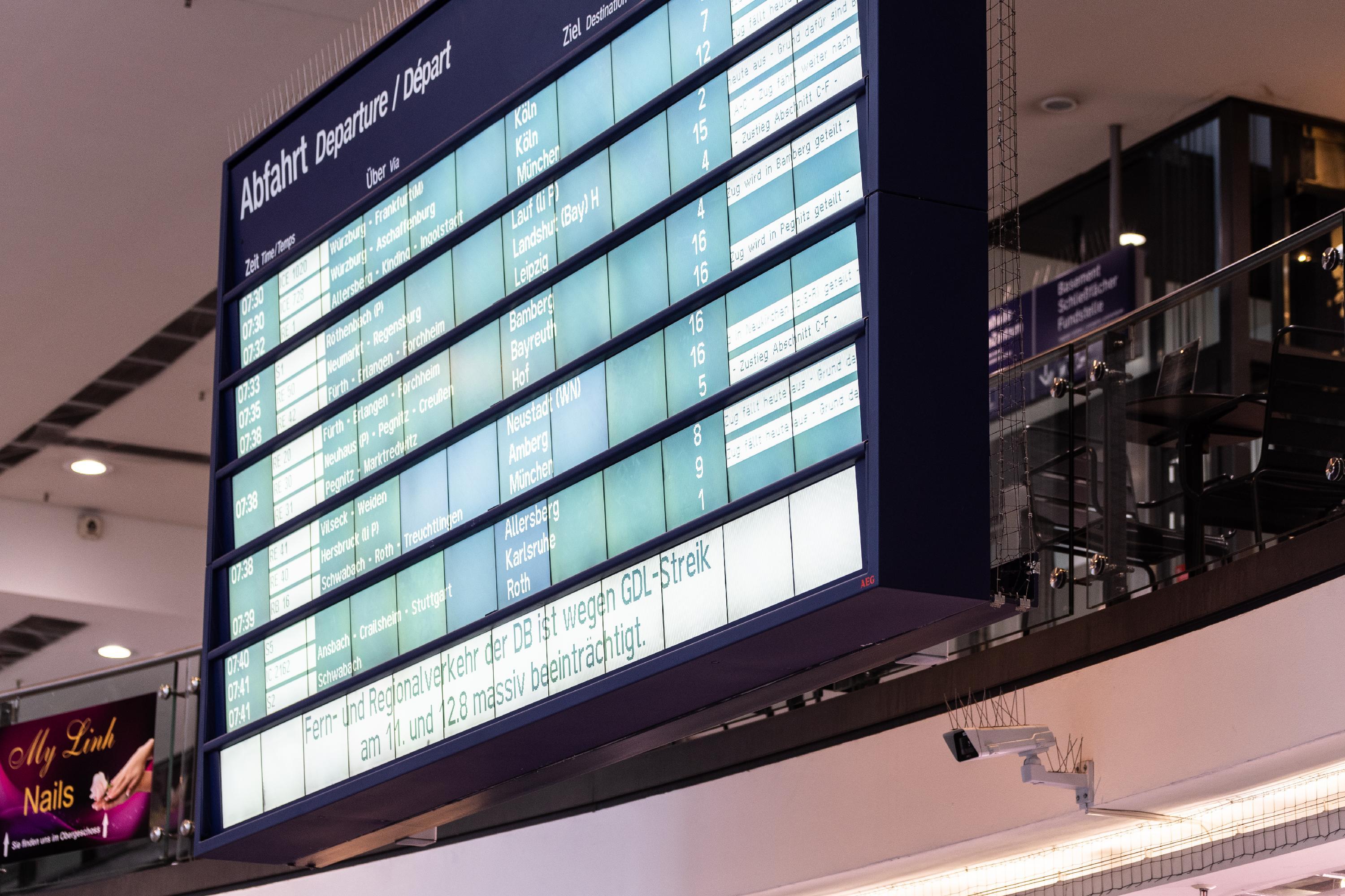 Rund drei Viertel der Fernzüge fallen aus. Die für den Streikzeitraum gelösten Karten können bis einschließlich 20. August bei aufgehobener Zugbindung genutzt oder erstattet werden.