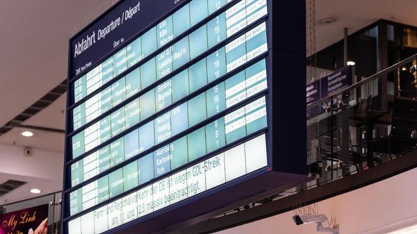 Rund drei Viertel der Fernzüge fallen aus. Die für den Streikzeitraum gelösten Karten können bis einschließlich 20. August bei aufgehobener Zugbindung genutzt oder erstattet werden.