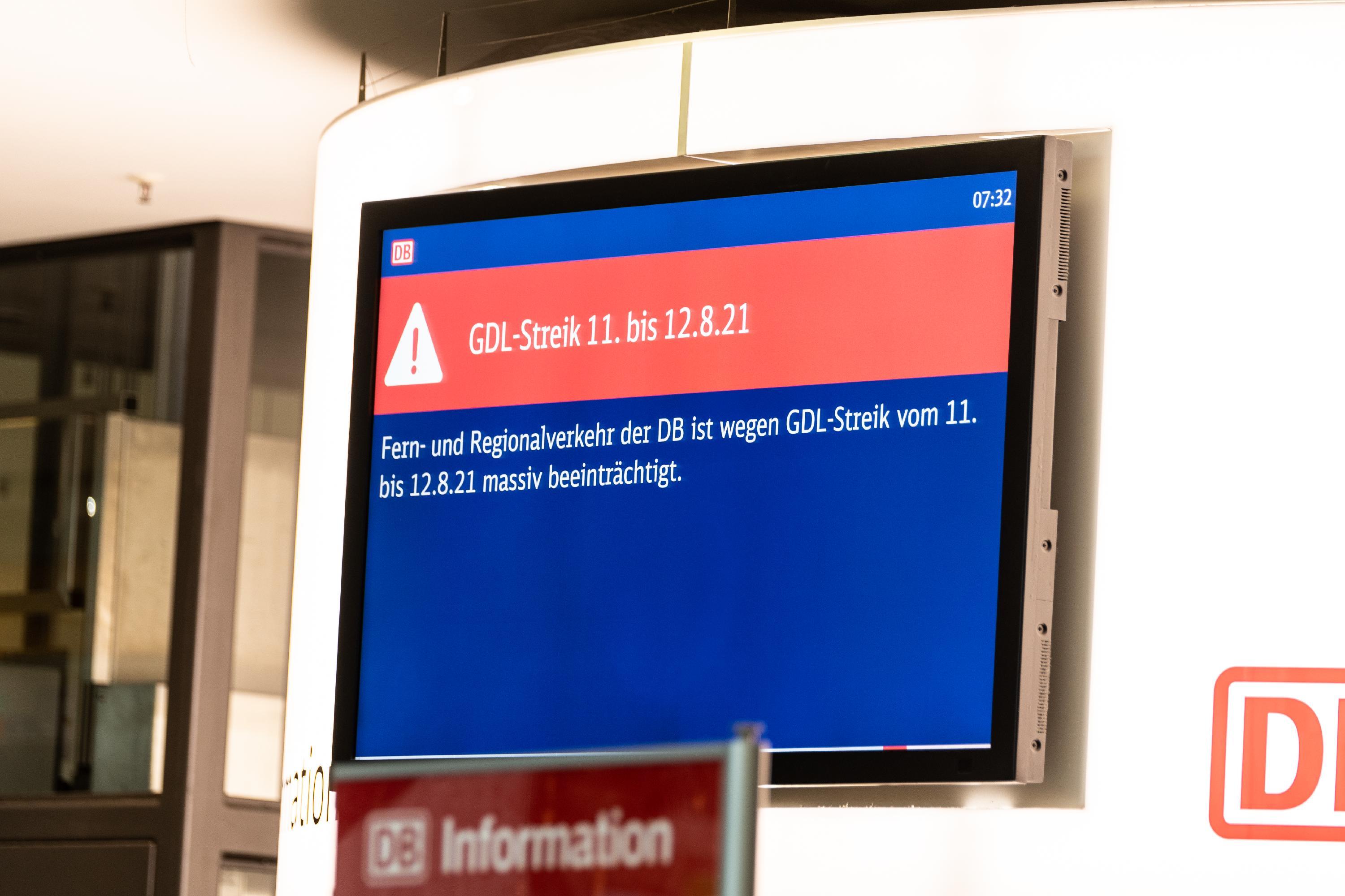 Der Streik trifft den Freistaat Bayern direkt in der Ferienzeit. Dennoch: die Stimmung bei den "Gestrandeten" am Nürnberger Hauptbahnhof ist gelassen.