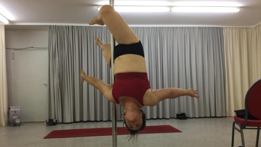 Cornelia Schmidt hat die Sportart Pole Dance für sich entdeckt.
