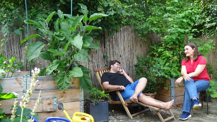 Gemeinsam entspannen Christian Kaltenhäußer und Cornelia Schmidt auf der kleinen Terrasse.