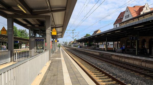 Torsten Hanspach (tha):
Leerer Bahnhof Erlangen - Warnstreik bei der Bahn