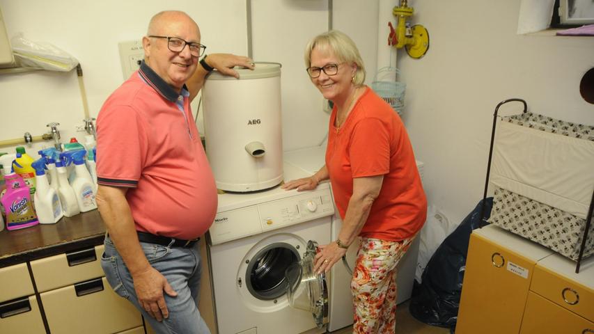 Renate und Horst Ploner mit ihrer 22 Jahre alten Waschmaschine. Noch älter ist die AEG-Schleuder oben drauf. Sie ist über 50 Jahre alt. 

