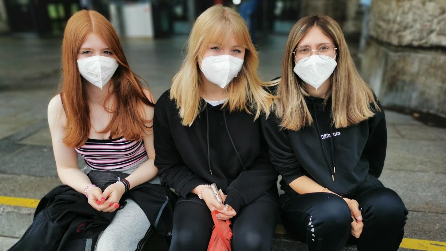 Antonia Distler, Hanna Rosmeier und Klara Leidert (v.l.) sind auf dem Weg von Regensburg nach Hamburg.