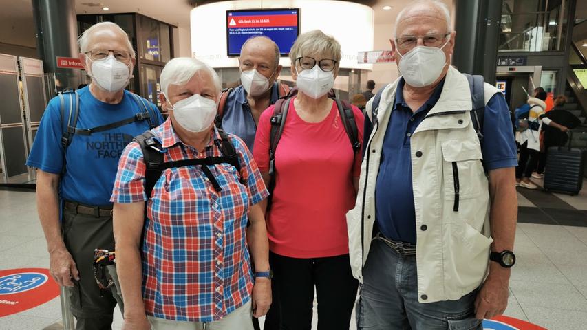 Heinz Treu, Günter Förster, Marianne Rebler, Uschi Klaus und Kurt Frischholz (v.l.) aus Nürnberg planten schon vor Monaten eine Wandertour rund um Pegnitz und ließen sich auch von dem Streik nicht von der Tour abbringen.