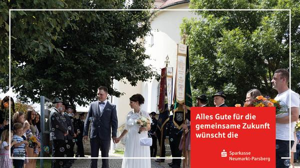 Vor acht Jahren wurde Martin Hiemer aus Burggriesbach von seinem Handwerksbetrieb zur Reparatur der sanitären Anlagen eines Kunden geschickt. Dort traf er Jasmin Bruder aus Breitenbrunn, in die er sich sofort verliebt hat. Es ist die große Liebe daraus geworden, die beide nun zunächst im Freystädter Standesamt und ein paar Stunden später in der Burggriesbacher Pfarrkirche „Sankt Gangolf“ mit dem Eheversprechen gekrönt haben. Im Anschluss gratulierten die Burggriesbacher Schützen und die Freiwillige Feuerwehr, bei beiden ist der Bräutigam aktives Mitglied, mit einem Spalier und überreichten dem Paar Geschenke. Die 29-jährige Hotelfachfrau und der 32-jährige Anlagenmechaniker haben sich im Elternhaus des Bräutigams in Burggriesbach häuslich eingerichtet und freuen sich auf den Dezember, denn ab da werden sie dann zu dritt sein.