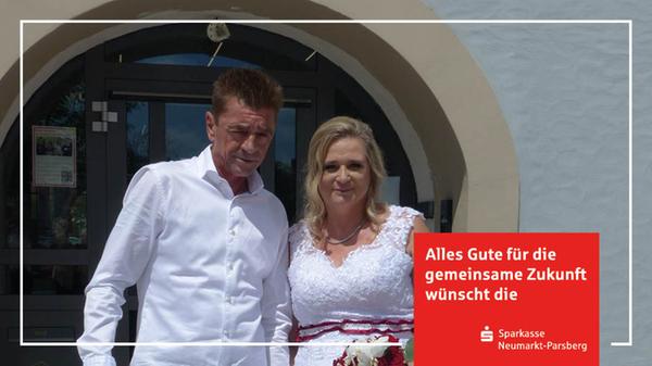 Irgendwann war Reinhold Lehner aus Freystadt das Alleinsein satt; er suchte in den Foren im Internet nach einer passenden Partnerin und blieb bei Silvia Bey hängen, die in Berching an ihrem Computer ebenfalls auf der Suche war. In über sechs Jahren erwuchs aus dem ersten Beschnuppern die große Liebe, die beide nun bei Standesbeamtin Irene Steinbauer im Freystädter Rathaus mit dem Eheversprechen besiegelten. Inzwischen hat die 54-jährige Drogistin der Hechtenstadt den Rücken gekehrt und ist zu ihrem geliebten und ein Jahr älteren Schreiner nach Freystadt umgezogen.