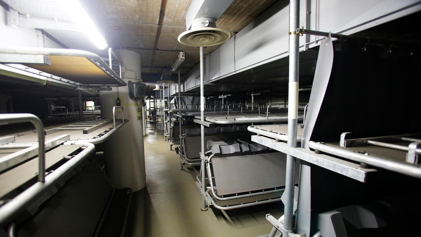 Eine schaurige Vorstellung: Rund 1.900 Menschen sollten sich im Atombunker mit Schlafen und Sitzen abwechseln. 14 Tage sollten so überbrückt werden. Eine schaurige Vorstellung: Rund 1.900 Menschen sollten sich im Atombunker mit Schlafen und Sitzen abwechseln. 14 Tage sollten so überbrückt werden.