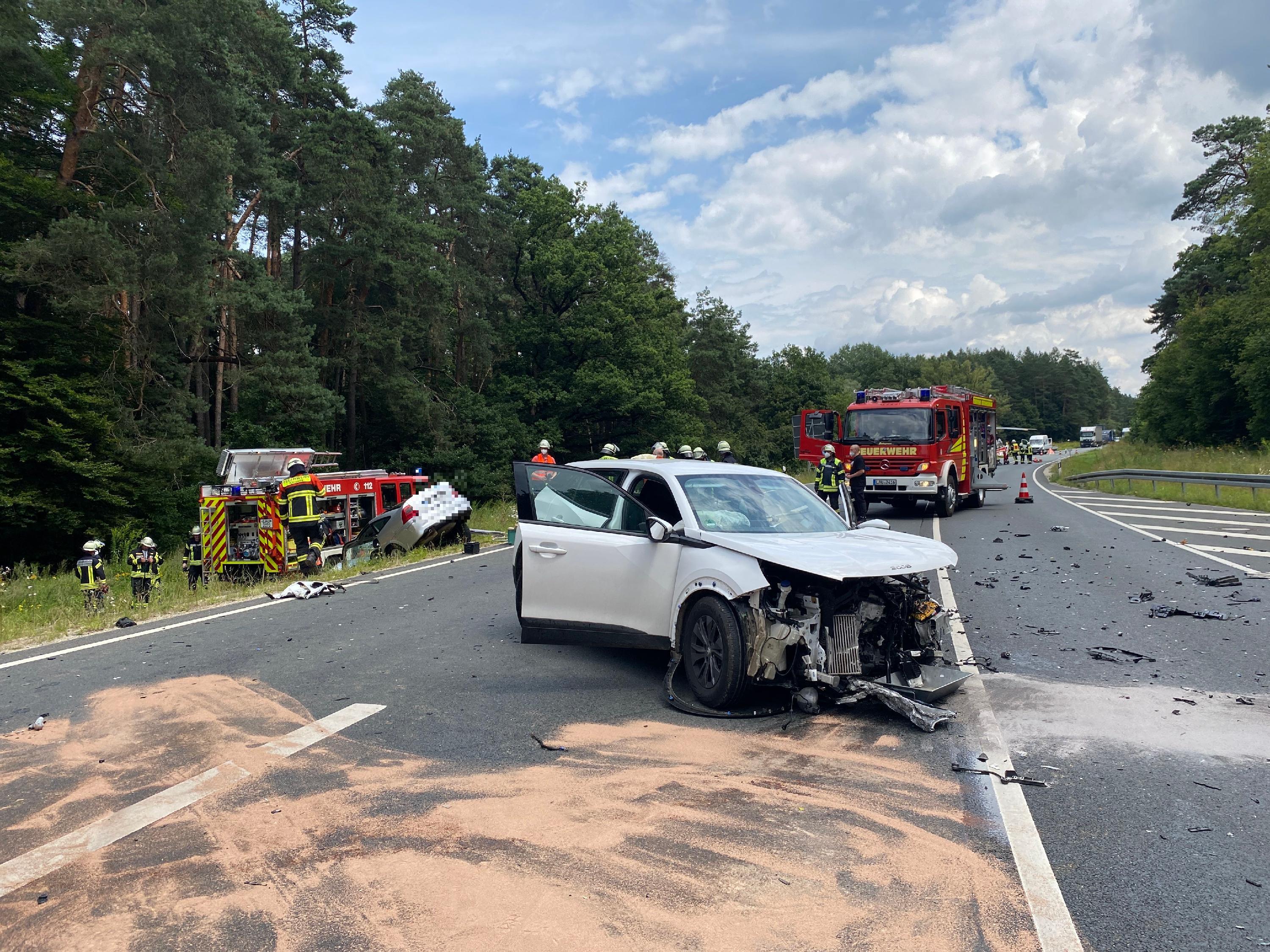 B14 Gesperrt Drei Verletzte Nach Heftiger Frontalkollision Im Nurnberger Land Lauf A D Pegnitz Nordbayern
