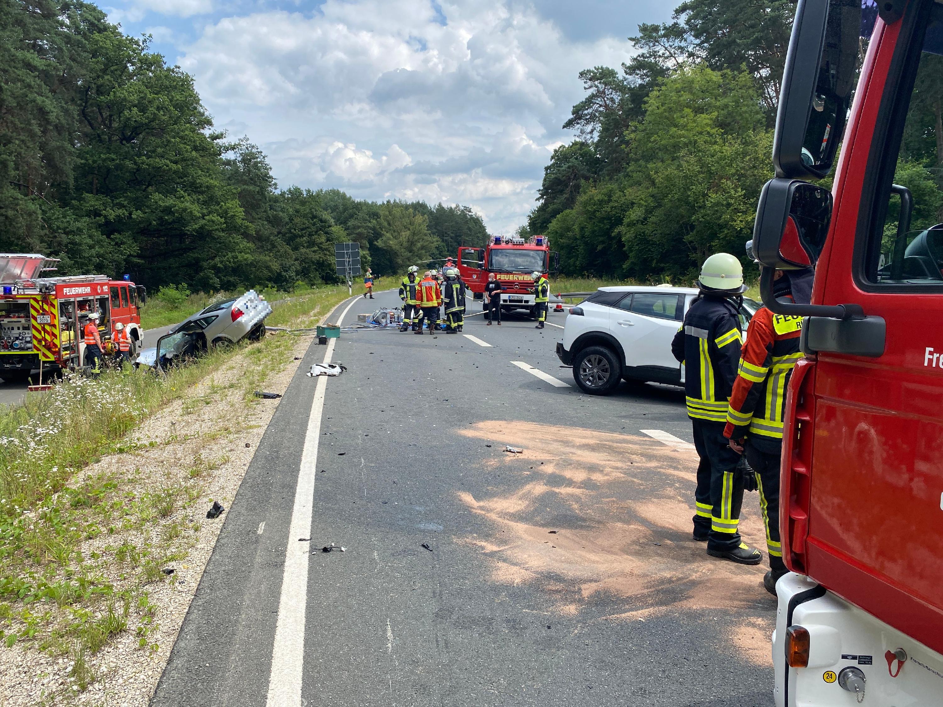 B14 Gesperrt Drei Verletzte Nach Heftiger Frontalkollision Im Nurnberger Land Lauf A D Pegnitz Nordbayern