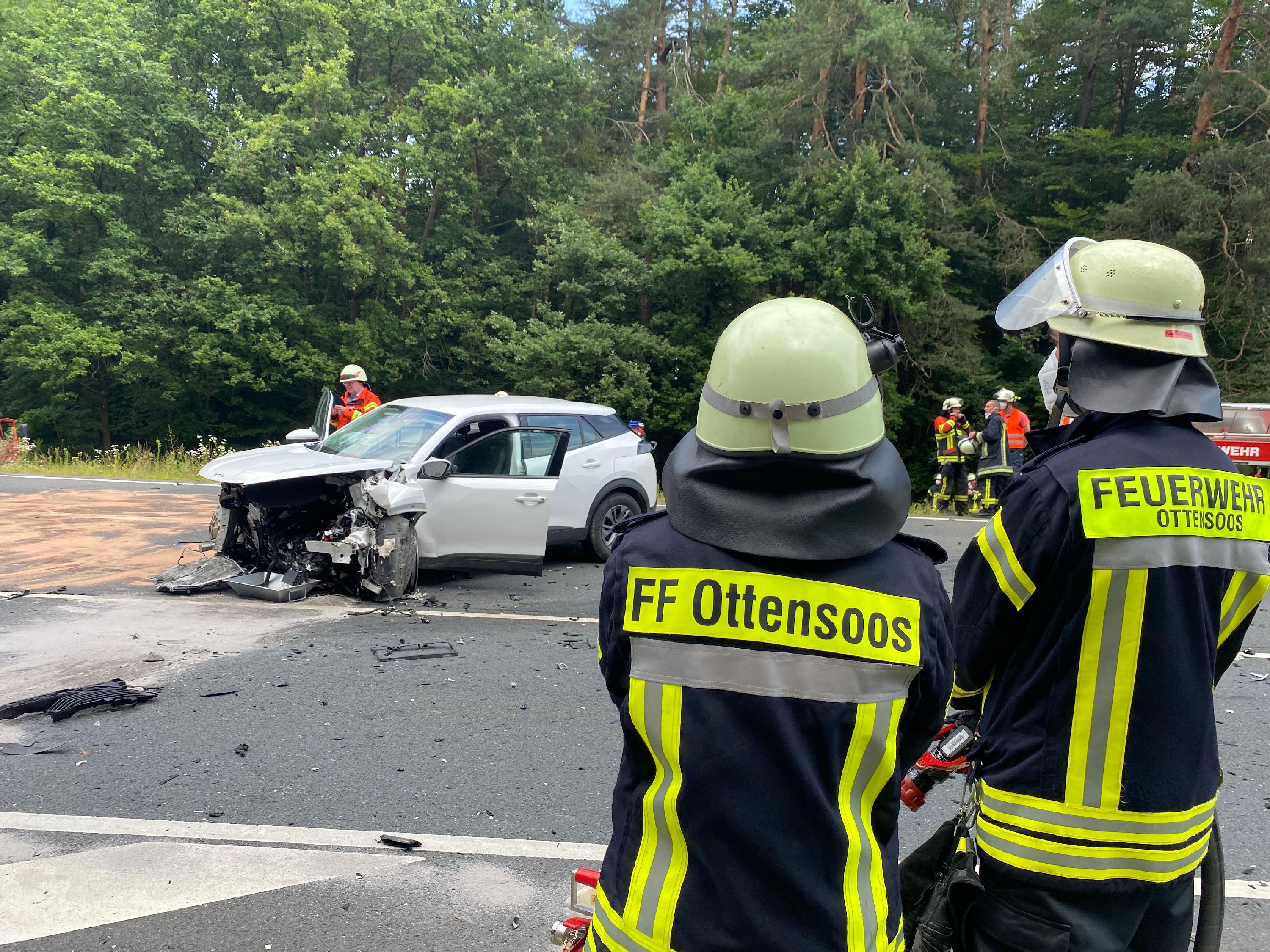 B14 Gesperrt Drei Verletzte Nach Heftiger Frontalkollision Im Nurnberger Land Lauf A D Pegnitz Nordbayern