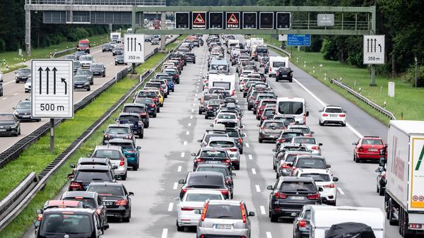 Ferienbeginn in Bayern - Stau auf der Autobahn 8