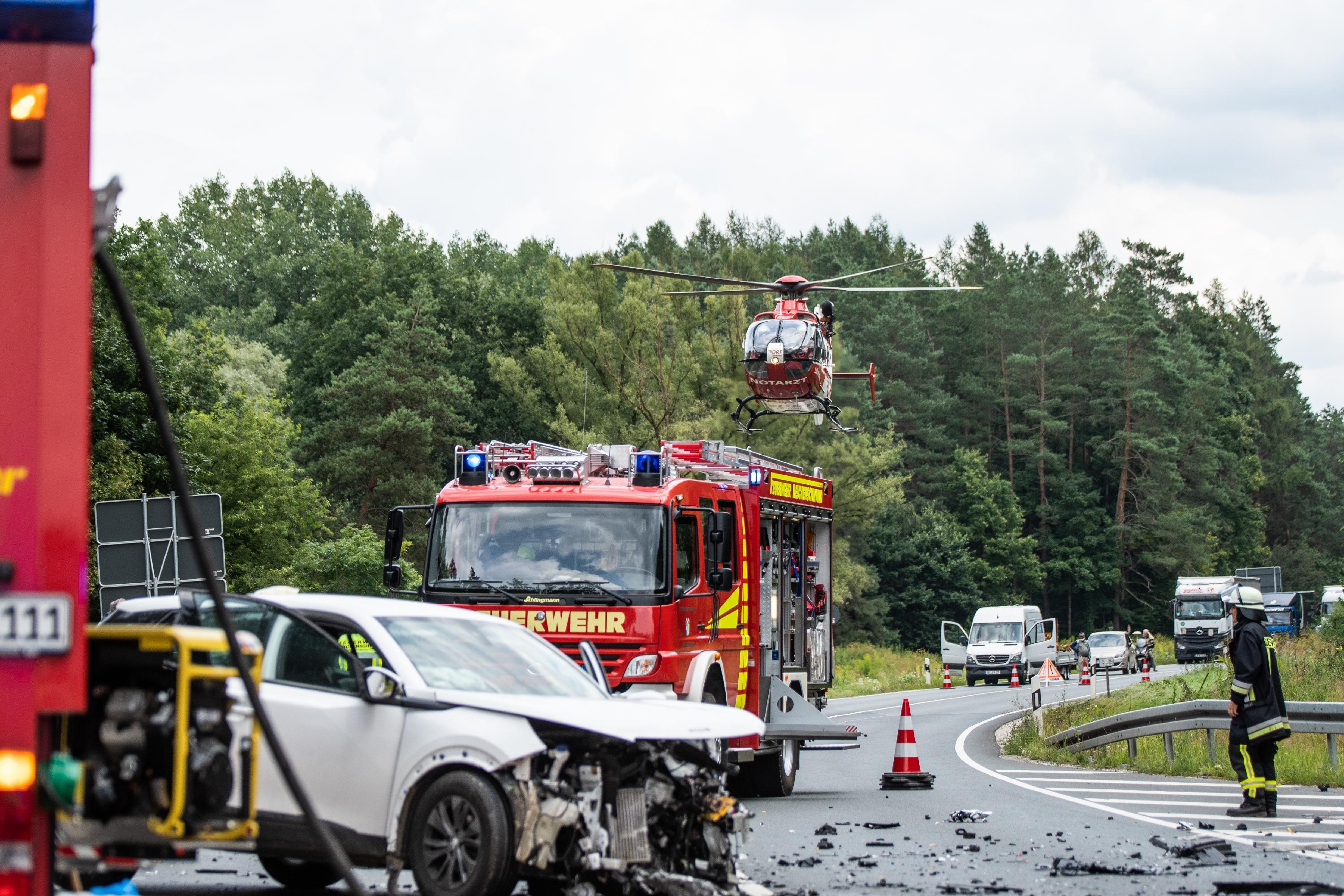 B14 Gesperrt Drei Verletzte Nach Heftiger Frontalkollision Im Nurnberger Land Lauf A D Pegnitz Nordbayern