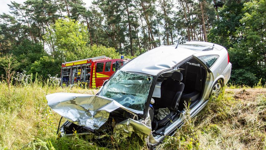 Der Mann, der lebensgefährlich verletzten Frau, war mit seinem Opel in Fahrtrichtung Reichenschwand unterwegs, als er in den Gegenverkehr kam.