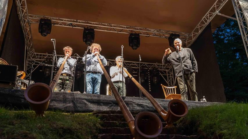 Musikalische Vielfalt wird in der Familie Well seit jeher groß geschrieben und so gibt es dann eben auch mal Alphörner im südlichen Mittelfranken zu hören.