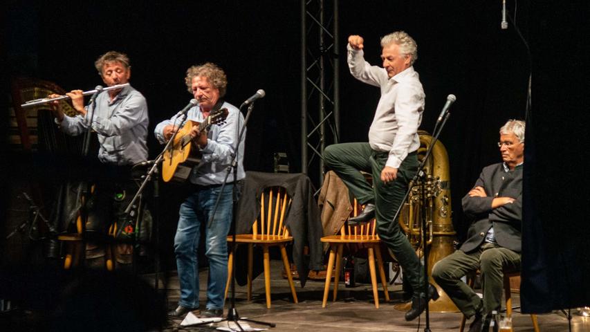 Während sich die Well-Brüder mit Charme und Witz das Publikum zum Lachen bringen, sitzt Gerhard Polt daneben und schaut, als ginge ihn das alles nichts an. Herrlich!