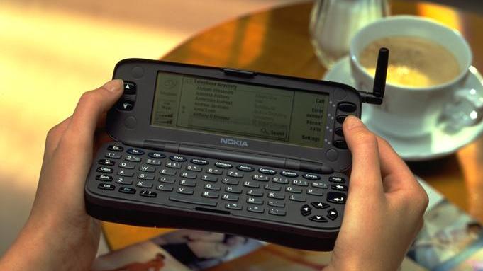 Schwer und teuer: Vor 25 Jahren kam mit dem Nokia 9000 Communicator das erste Smartphone auf den Markt. Doch der wahre Siegeszug der Taschencomputer begann erst mit den Apps. 