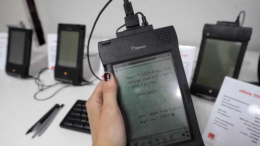 Die 90er-Jahre waren eine Zeit des Aufbruchs, in der viele versuchten, zumindest einen Teil der Ideen mit der damaligen Technologie in mobiler Technik zu verwirklichen. Je kühner die Visionen, desto schmerzhafter waren zum Teil die Rückschläge. Der ohne Gründer Steve Jobs orientierungslos treibende Apple-Konzern landete einen Flop mit dem "Handheld" Newton. Das Besondere an dem Gerät war, dass es mit Eingabestift und großem Display die Handschrift erkennen sollte - die Software scheiterte jedoch gerade daran. Hier zu sehen der 1997 erschienene Newton 2000.