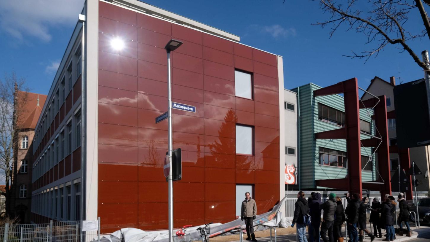 Es muss nicht immer das Dach sein: Am Nürnberger Labenwolf-Gymnasium besteht die Fassade aus Photovoltaik-Modulen. Auch Lärmschutzwände an Autobahnen können die Energie der Sonne einfangen.