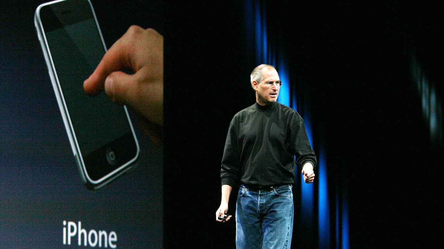 Steve Jobs auf der Vorstellung des ersten iPhones von Apple. Nach Planungen, was auf dem Bildschirm zu sehen sein soll, wurde am Ende ein ausgeschaltetes Smartphone gezeigt. Steve Jobs auf der Vorstellung des ersten iPhones von Apple. Nach Planungen, was auf dem Bildschirm zu sehen sein soll, wurde am Ende ein ausgeschaltetes Smartphone gezeigt.