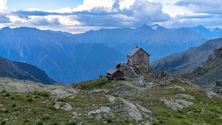 Wer die "Erlanger Hütte" erreichen will, hat einen steilen Anstieg vor sich. Der Alpenblick entschädigt allerdings für die Strapazen.